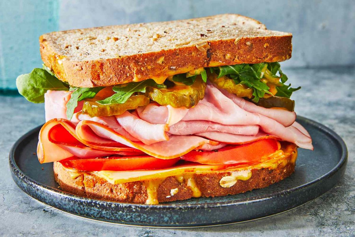 A Nation Between Slices: The Complex Historical Evolution of the Modern American Sandwich